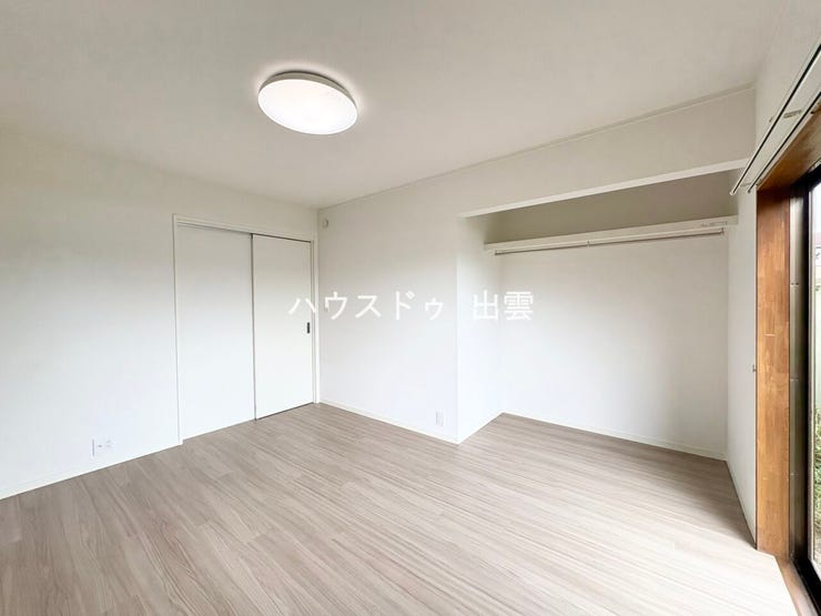 1階6帖の洋室です。クローゼットは扉のないオープンタイプで、アルコーヴ(ヌック)のように使用することもできます。
※AIによるホームステージング処理を行っています。家具や小物は付帯しません。