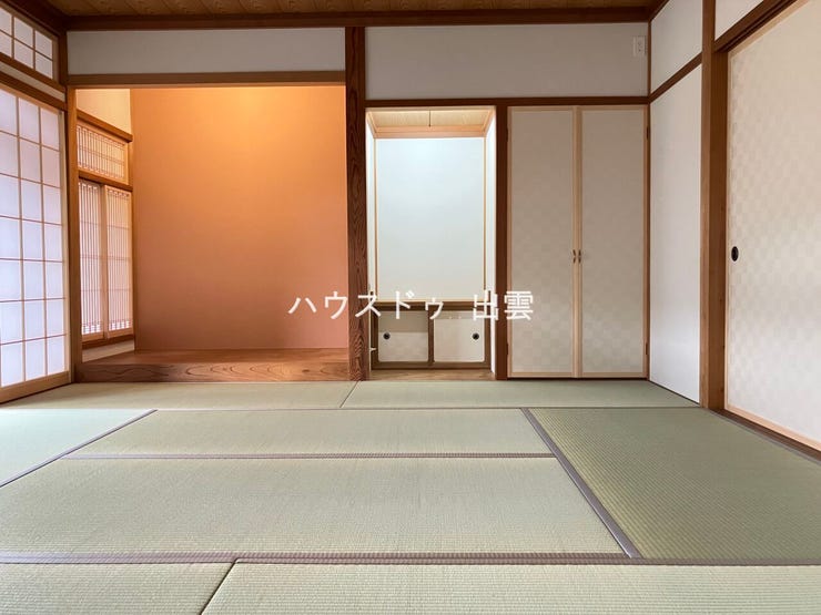 和室には床の間があります。床脇もあり、置物やお花を飾ったり、床の間には掛け軸などを飾ることもできます。
