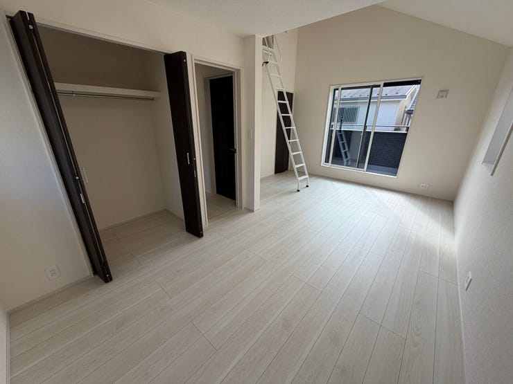 ロフト付きで空間を有効活用できる洋室。収納も備え、主寝室や多目的スペースとしても使える開放感のあるお部屋です。