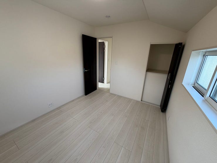 クローゼット付きで収納に便利な洋室。シンプルで使いやすく、寝室や子ども部屋、在宅ワーク用にも活用できます。