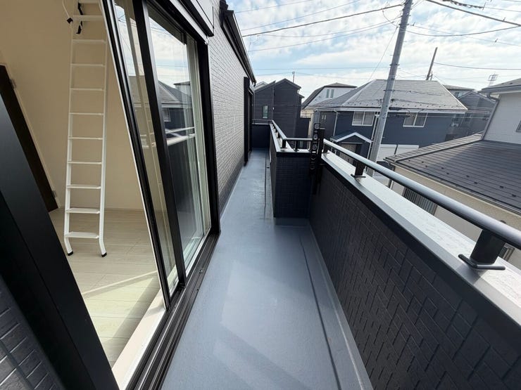 2部屋から出入りできるワイドバルコニー。洗濯物や布団もゆったり干せ、日当たり・風通しも良好です。