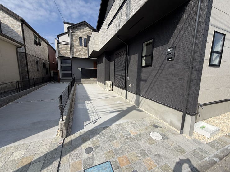 ゆとりあるカースペースを確保し、車の出し入れもスムーズ。来客時や自転車置場としても活用できます。