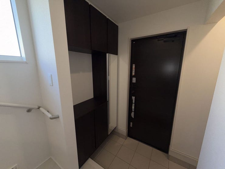 大型シューズボックス付きで収納力のある玄関。姿見も備え、お出かけ前の身だしなみチェックにも便利です。