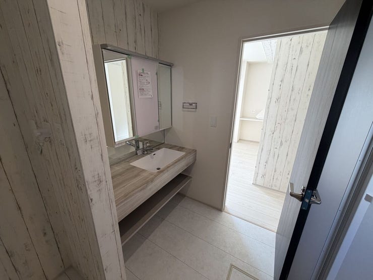 デザイン性の高い洗面化粧台を採用し、収納棚も備えた使い勝手の良い洗面室。身支度や家事も快適に行えます。