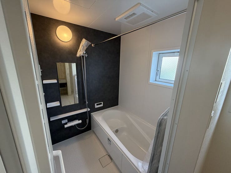 落ち着いたアクセントパネルが印象的な浴室。窓付きで換気もしやすく、ゆったりと一日の疲れを癒せる空間です。