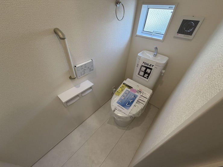 各階にトイレを設置し、忙しい朝や来客時にも便利。窓付きで換気もしやすく、清潔感のある空間です。