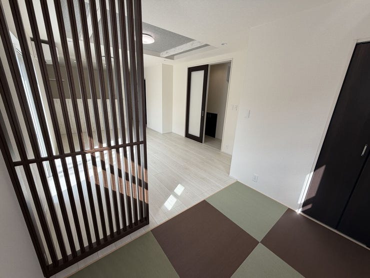 リビング横のタタミコーナーは、お子様の遊び場やくつろぎ空間、来客用スペースとしても使える便利な空間です。