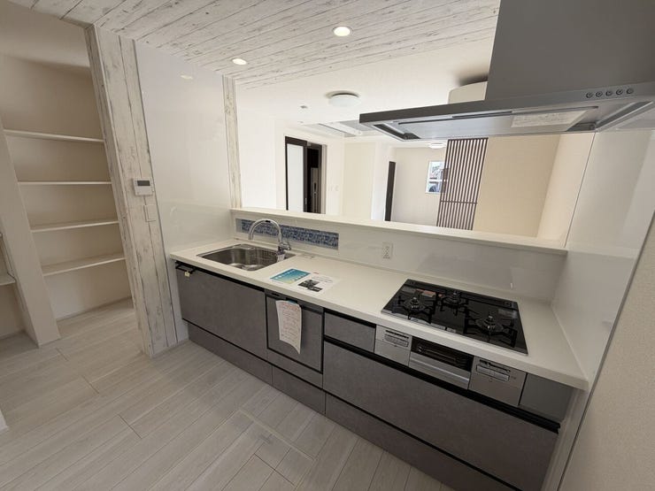 開放感のある対面式キッチンで、家族との会話を楽しみながら料理が可能。収納も充実し使い勝手の良い空間です。