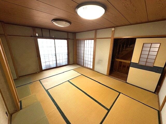 ゆったり10帖の落ち着いた和室。