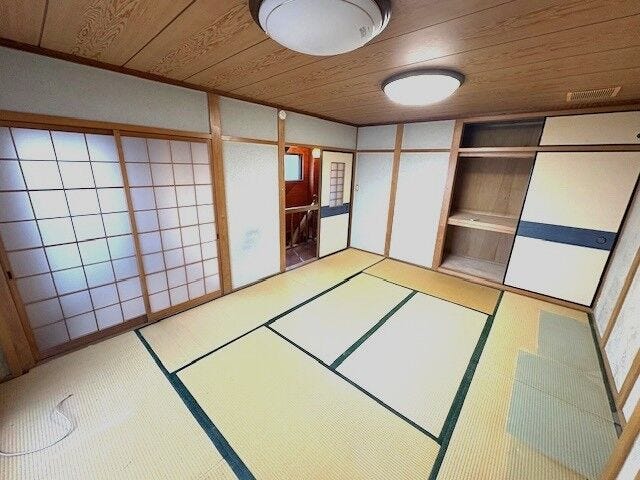 ゆったり10帖の落ち着いた和室。