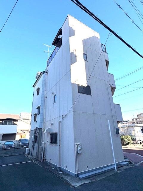 角地で裏側も空き地になっています。