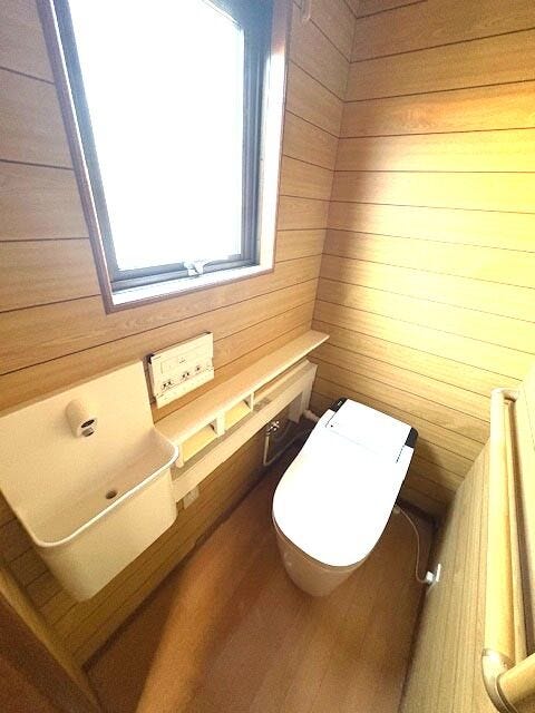 窓からの自然光で清潔感のあるトイレです☆