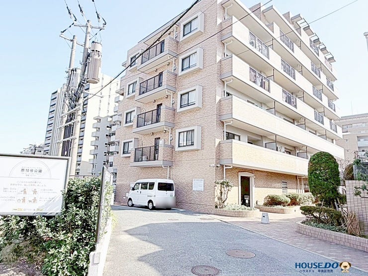 【外観】
原エリアの住宅街に調和する外観デザイン。周辺環境と一体感のある落ち着いた佇まいです。教育施設・生活利便施設が徒歩圏に集約。
日常動線が整った立地環境です。