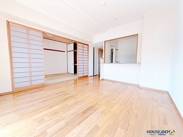 2026年4月中旬リノベ完了予定
南向きの大きな開口部から、安定した採光を確保。
13.8帖のLDKに、明るさと広がりをもたらします。