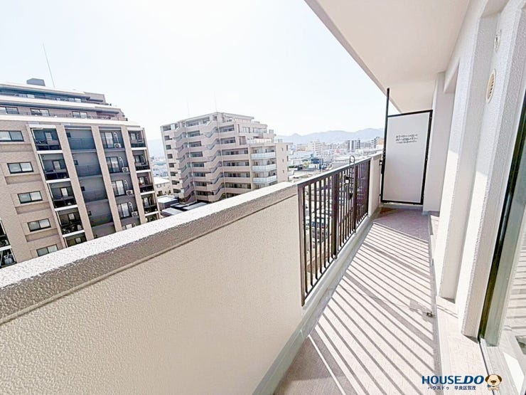 南面に広がる約13.89㎡のバルコニー。
採光・通風に優れた屋外空間です。