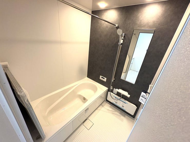 ゆったりくつろげるバスルーム♪
小窓付きで換気もバッチリです♪