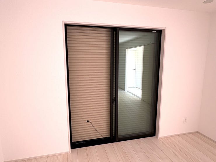 シャッター雨戸
長期の旅行や台風などの災害に役立ちます!