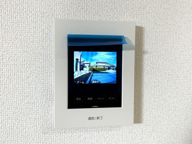 モニター付きインターホン
訪問者の顔が確認できるのでお子様の留守番も安心ですね♪