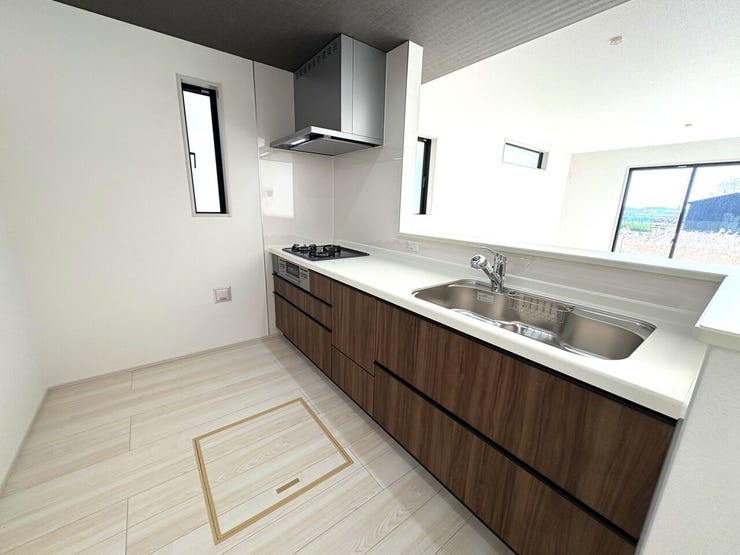 使い勝手の良いシステムキッチン♪
対面式で家族の様子を見守りながらお料理ができます♪