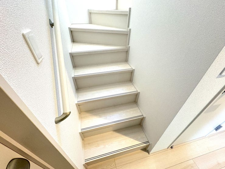 小さなお子様からご年配の方まで安心の手すり付き階段♪