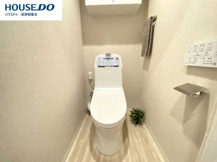 トイレ上部には収納棚を設置。
トイレットペーパーや掃除用品などを収納でき、空間をすっきり使いやすい仕様です♪