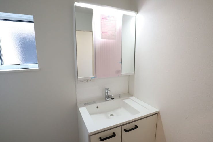 洗面所 同仕様
シャワー付き洗面化粧台♪
朝の身支度も楽々♪