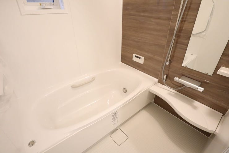 浴室 同仕様
ゆったりくつろげるバスルーム♪
小窓付きで換気もバッチリです♪