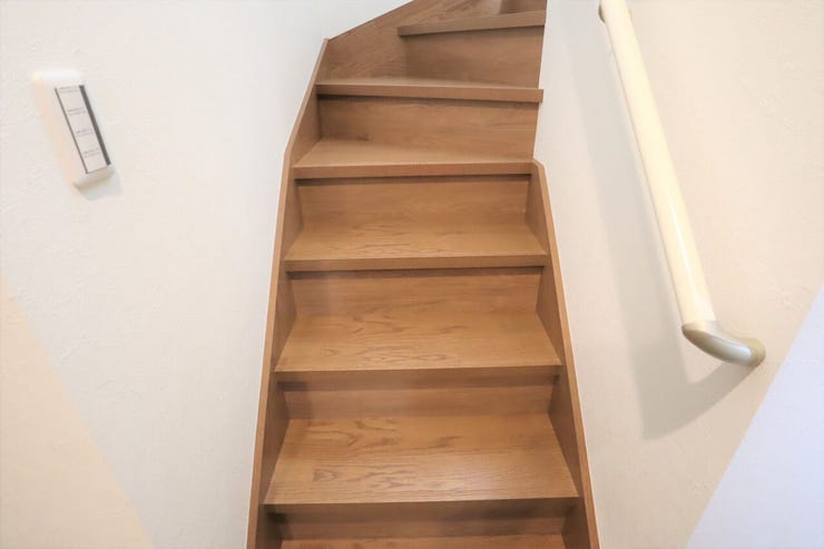 階段 同仕様
小さなお子様からご年配の方まで安心の手すり付き階段♪