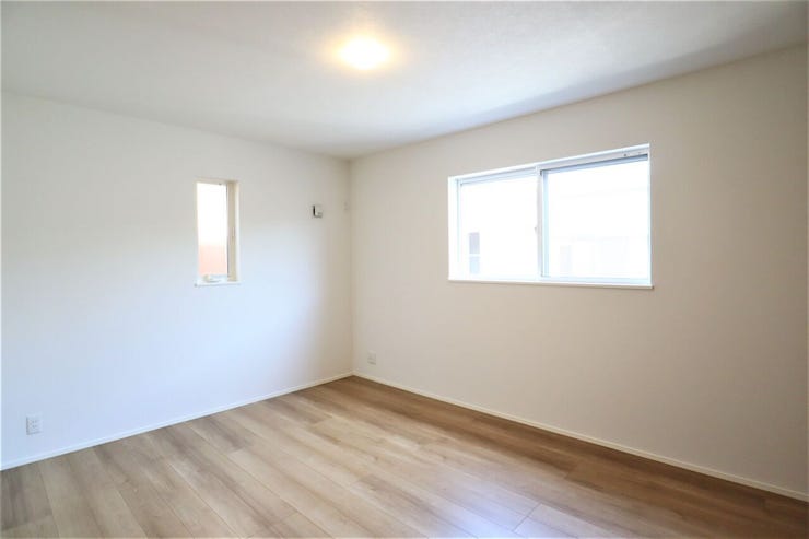 洋室 同仕様
2面採光のお部屋は明るく風通しの良いお部屋です♪