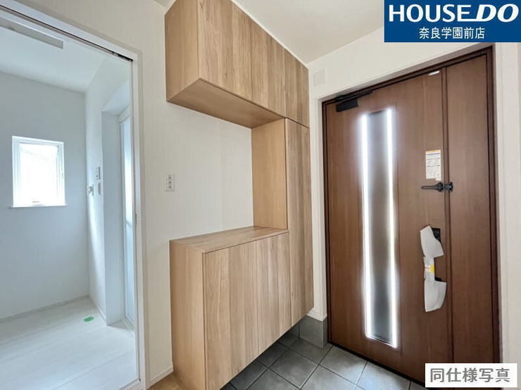 家族みんなの靴をたっぷり収納できるシューズボックス付き。カウンター部分に小物やグリーンも自由に飾れます。