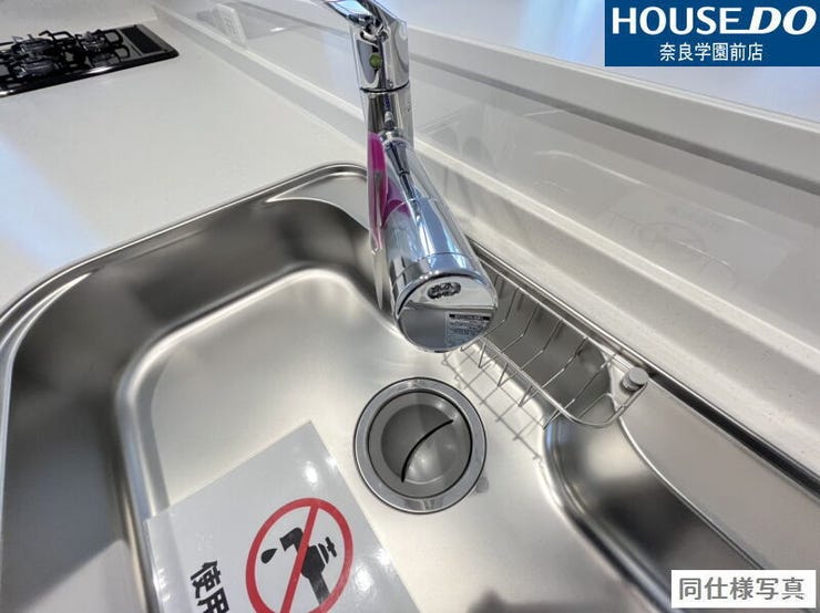 蛇口一体型の浄水器で、見た目もすっきり。キッチンまわりを美しく保てます。