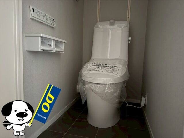 白が基調の清潔感あふれるトイレです