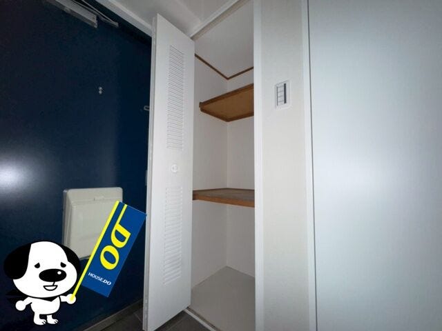 掃除機などの収納に便利ですね。