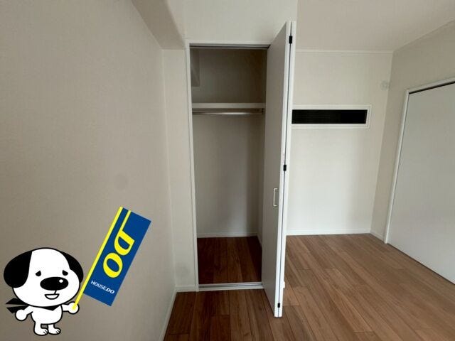 お洋服以外にも小さなチェストを入れて小物の整理もできる収納力あるクローゼット