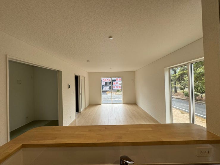 お庭も広く、夏にはプールを出して子供たちも大喜び!ご家族とバーベキューで団らんが深まります。