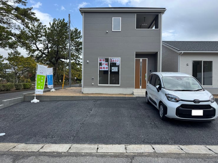 【外観】
南側からの写真です。駐車スペースも3台分確保されており広々としております。