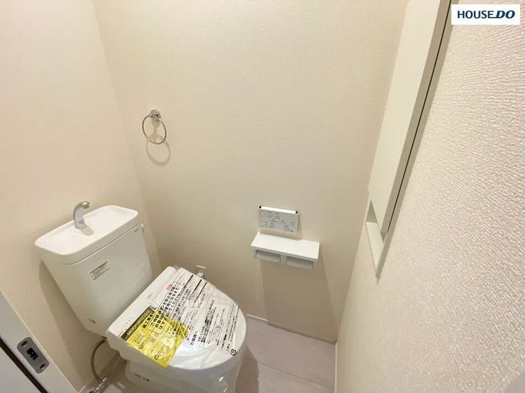1階と2階にトイレがあり、朝の忙しい時間帯や来客時も安心。ご家族が風邪や胃腸炎等で体調を崩した際の、感染症対策もできますね。