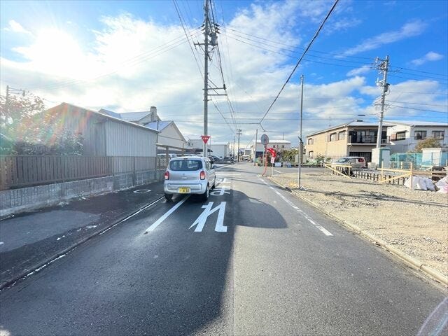 幅員約5.4mの前面道路です。車がすれ違える道幅です。車1台とベビーカーですれ違っても余裕のある道幅は安心ですね。