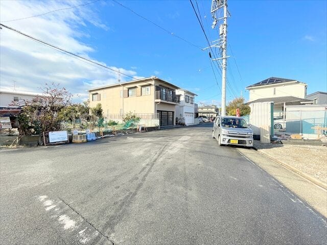 幅員約8mの前面道路です。広々としていて、街並みが開放的で圧迫感がありません。