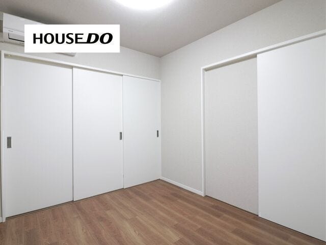 シンプルで上品な洋室デザイン。各部屋収納が有り、ご家族皆様の荷物を収納出来ますよ♪