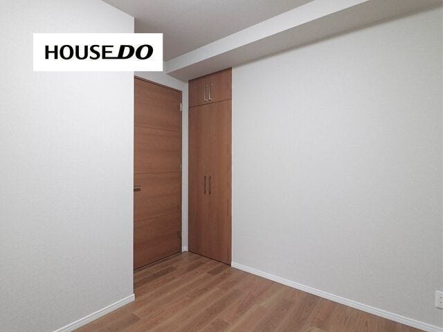 シンプルで上品な洋室デザイン。各部屋収納が有り、ご家族皆様の荷物を収納出来ますよ♪