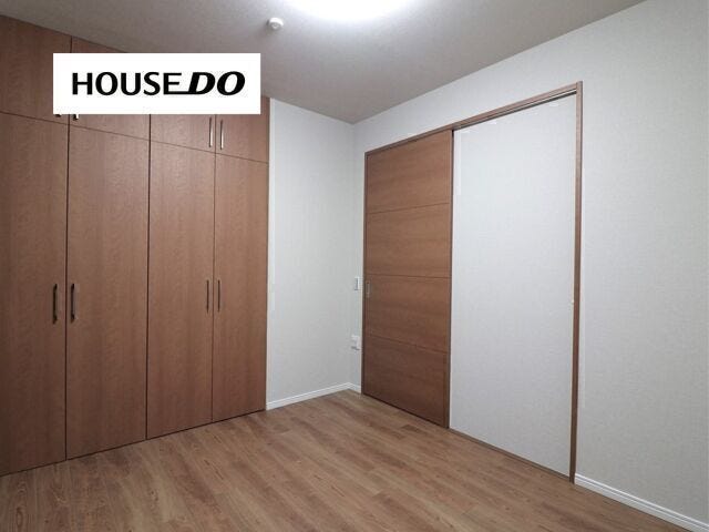 シンプルで上品な洋室デザイン。各部屋収納が有り、ご家族皆様の荷物を収納出来ますよ♪