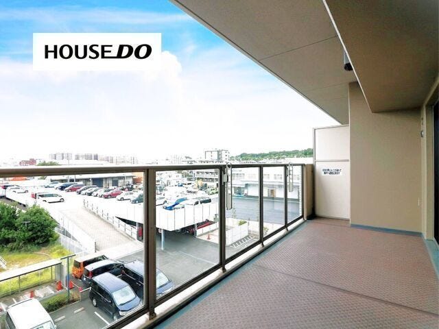 広々バルコニーで洗濯物とお布団を同時に干して頂けます!南向きなのですぐ乾きそうですね♪