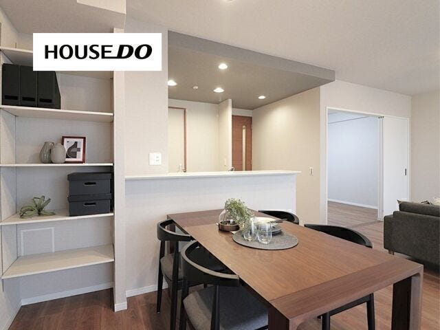 ダイニング近くには棚もあり、本や小物を置いて頂いてインテリアを楽しめます◎