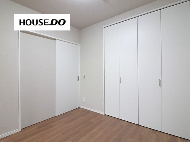 シンプルで上品な洋室デザイン。各部屋収納が有り、ご家族皆様の荷物を収納出来ますよ♪