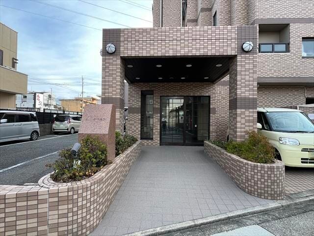 マンション北西側にエントランスがあります。オートロックマンションのため、防犯面でも安心です。