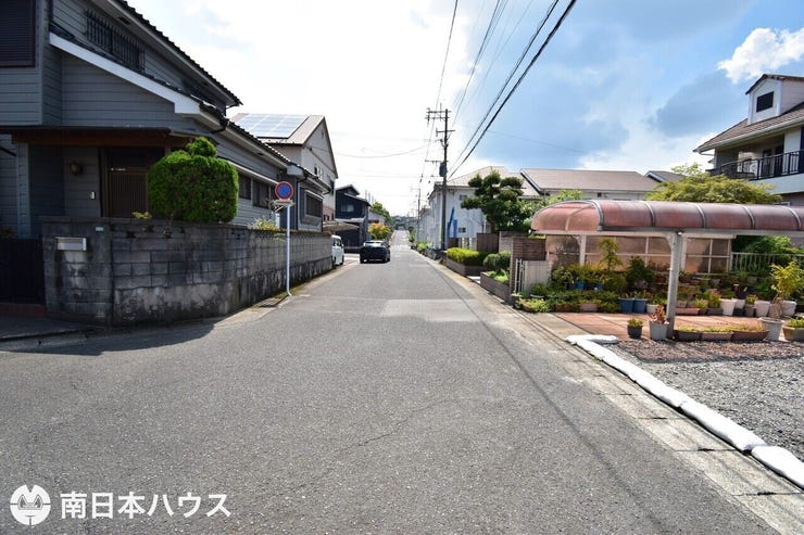 【前面道路】東南向きの前面道路幅は約6mと広々です♪交通量の少ない団地内の道路で静かな住環境です♪