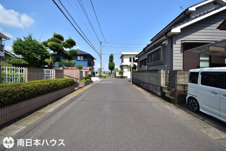 【前面道路】東南向きの前面道路幅は約6mと広々です♪交通量の少ない団地内の道路で静かな住環境です♪