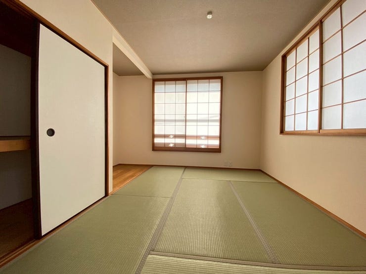 床の間もある和室です。
収納も広く、お客様部屋や普段使いにもできますね。