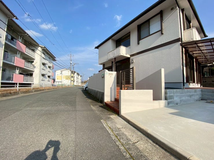 前面道路の交通量も多くなく、広い為余裕をもって駐車できそうです。